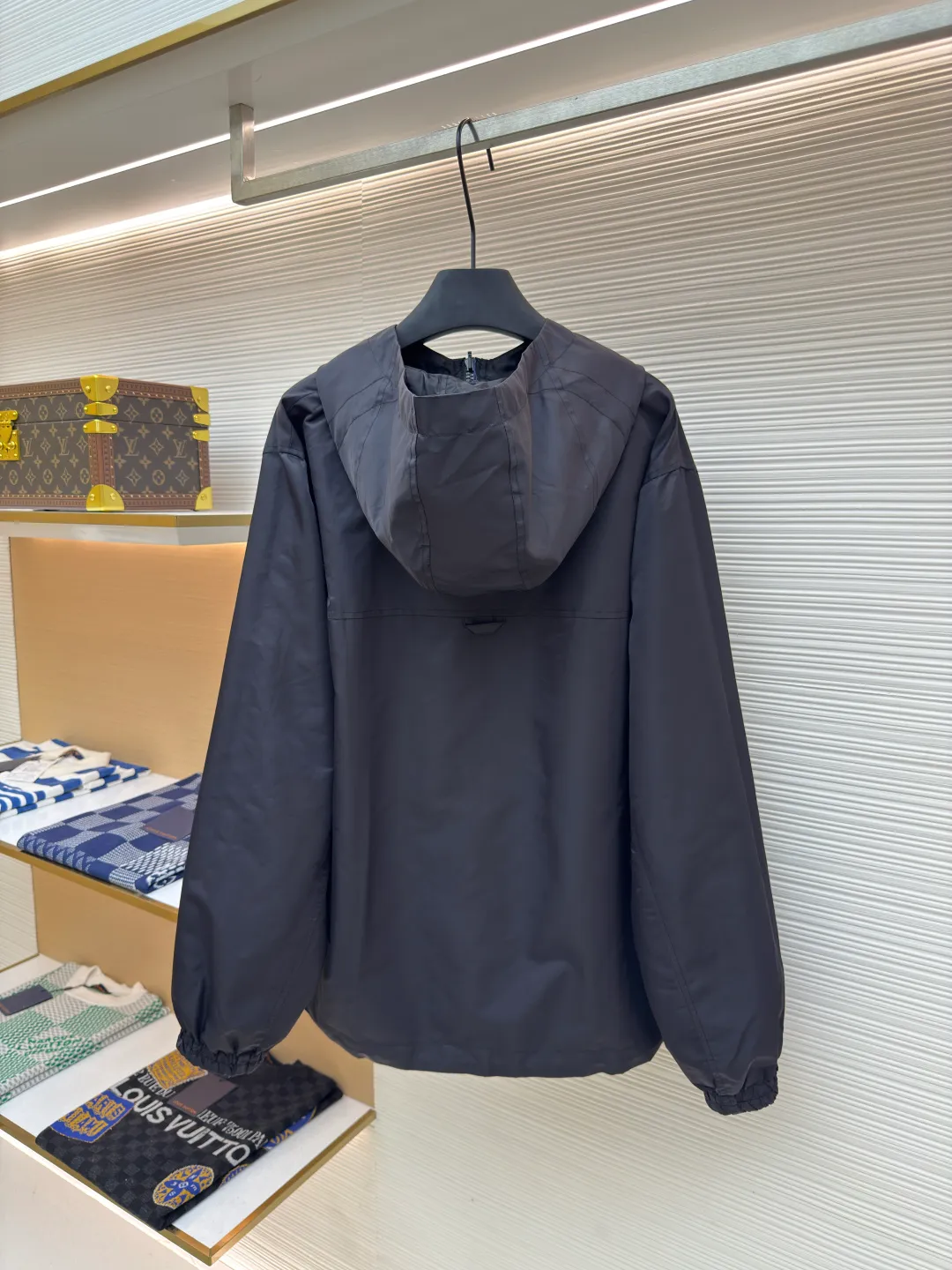 LOUIS VUITTON double-sided windproof pin jacket ●Authentic product: purchased and developed for 22800 ●Item number: 1680472-C55 ●Fabric: polyester fiber fabric ●Technology: jacquard ●Version: fitted version ●Weight: about 565 grams ●Size: 44-46-48-50 ●Description: The solid color fabric is made of nylon encrypted matt twill fabric, and the jacquard fabric on the other side is made of 50D nylon yarn-dyed jacquard fabric. The solid color front panel is laser-burned, hand-made of white copper, with a triangle pin with logo and glossy finish. The front panel pocket uses a hardware keychain to hang a folding clothing tag, and the jacquard letters on the front chest placket are made of single-piece flowing pure It is cut by hand to restore the flower, and all the pieces are numbered. The pockets are also cut with the restored flower number. The fabric is relatively light and silky, and it takes time to cut accurately. The front and center are equipped with a double-circulation puller 5# orbital zipper. The hem and the hood are worn with spiral elastic ropes with ring anti-slip buckles, square pig nose buckles with logo, and all holes are punched with hardware and logo on the cloth-colored cornrows.